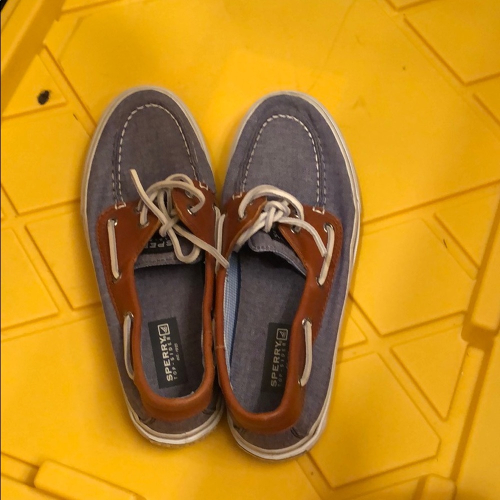 Size 8.5  preppy sperrys